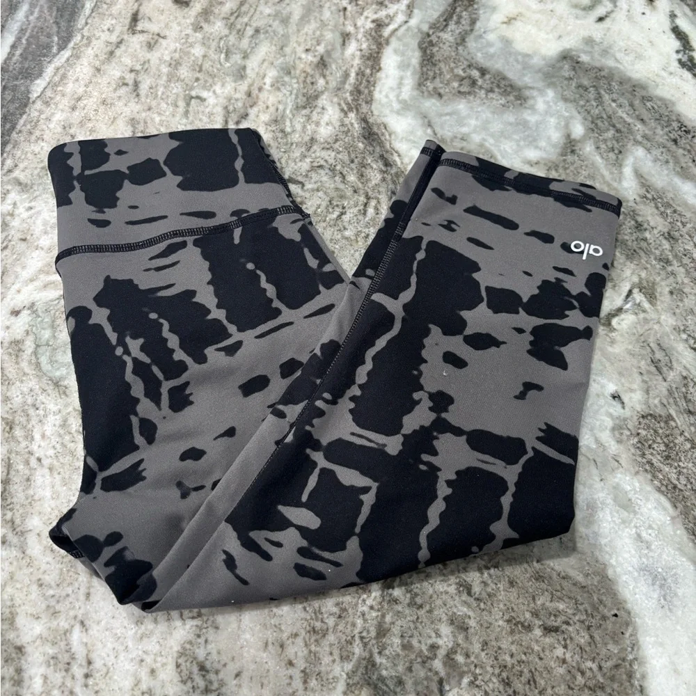 ALO Yoga, gray and black tie dye cropped high waisted leggings size XS